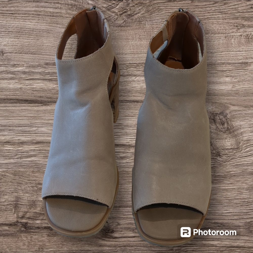 LUCKY BRAND EUC Tarrinax Sandals, Tan, Zipper Back, 3" Heel, Size 8.5M